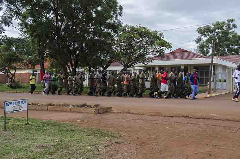 43 - Uganda - soldados entrenandose